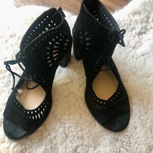 Vince Camuto Tarita Black Suede Lace-up Booties. Size 6M.